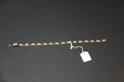 null Bracelet ligne en or jaune 18K (750/oo) orné de saphirs ovales alternés de croisillons...
