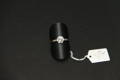 null Bague solitaire en or gris 18K (750/oo) ornée d'un diamant taille brillant calibrant...