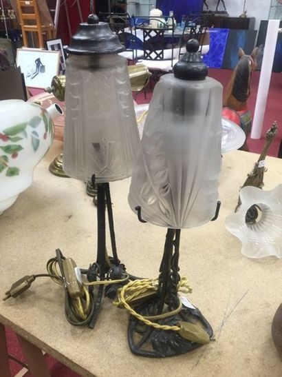 Deux lampes de chevet monture en fer forgé...