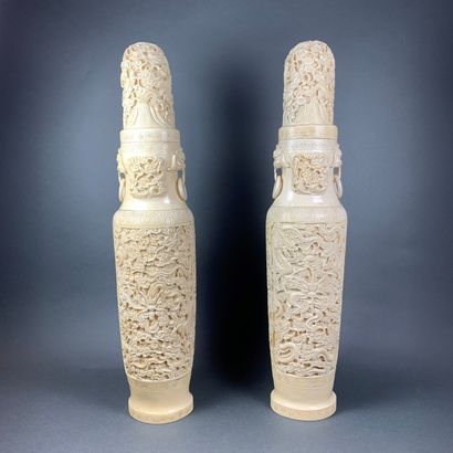 Chine, milieu XXe siècle Pair of cylindrical ivory vases carved with dragons in the...