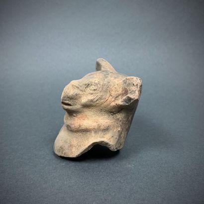 VERACRUZ, Mexique, 450-750 ap. J.-C. Bat head, 8 cm high. This head faithfully represents...