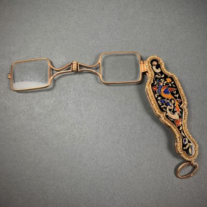null Pair of "face à main" spectacles in yellow gold 750, enhanced with polychrome...