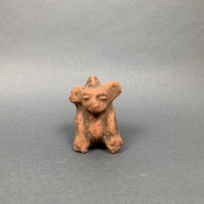 VERACRUZ, Mexique, 450-750 ap. J.-C. Kneeling figure, h. 7.5 cm. This kneeling figure...