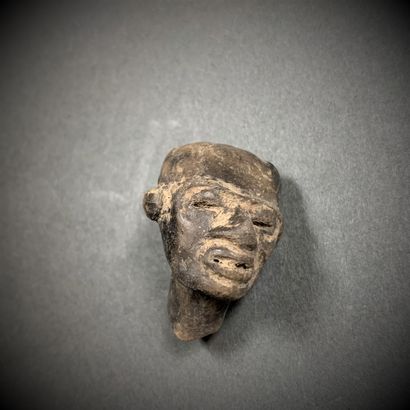 TEOTIHUACAN, Mexique, 450-750 ap. J.-C. Tête humaine, h. 3 cm. Tête humain représentée...