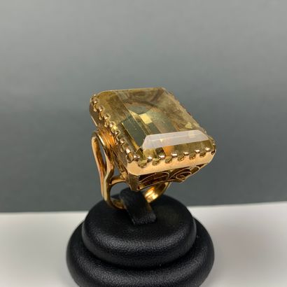 null Yellow gold ring 750 with a large citrine 2.6 x 2.1 cm, French work, end of...