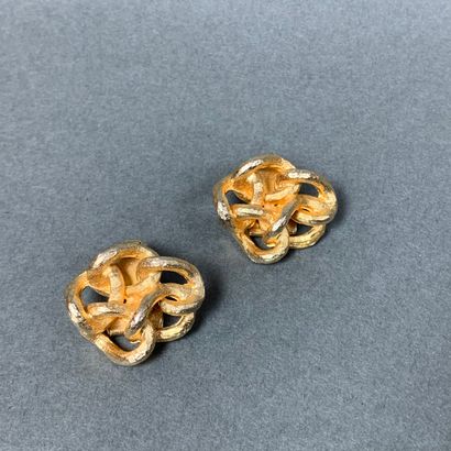 Paire de clips d'oreilles PIERRE CARDIN en métal doré, signés, chacun h. 2 cm