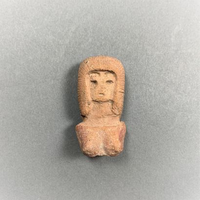 VALDIVIA, Equateur, 3000-2500 av. J.-C. Femme en buste, h. 5.5 cm. Représentation...