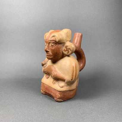 MOCHICA, Pérou, 100 - 500 ap. J.-C. Stirrup vase representing a character holding...