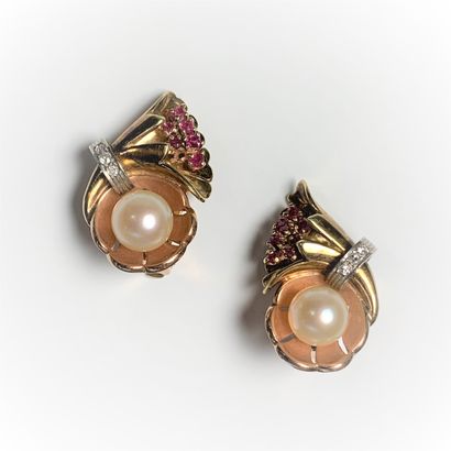 null Pair of ear clips in 585 gold, each set with a cultured pearl, three diamonds...