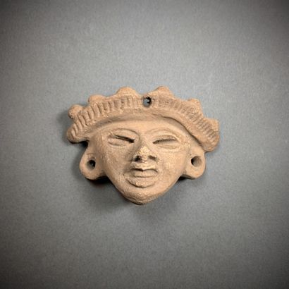 TEOTIHUACAN, Mexique, 450-750 ap. J.-C. Pendentif tête humaine, h. 5 cm. Cette tête...
