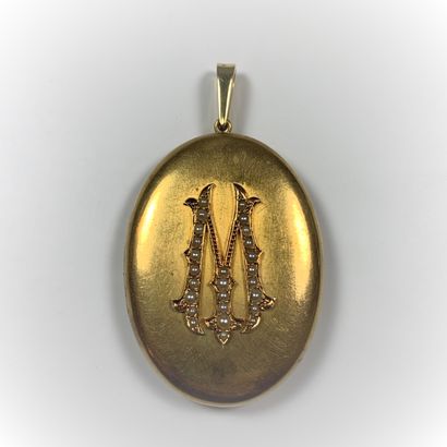 null Pendant-medallion in yellow gold 750 set with half pearls, monogram M, 6 x 3.5...