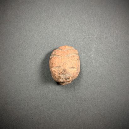 TEOTIHUACAN, Mexique, 450-750 ap. J.-C. Human head, h. 3 cm. Human head of oval shape....