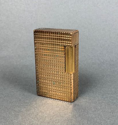 Briquet S. T. DUPONT en métal doré guilloché croisé, numéroté S9CT58, h. 6 cm