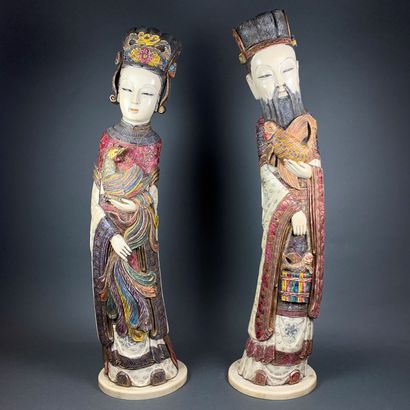 CHINE, début XXe siècle A couple of dignitaries in polychrome ivory, the man standing...