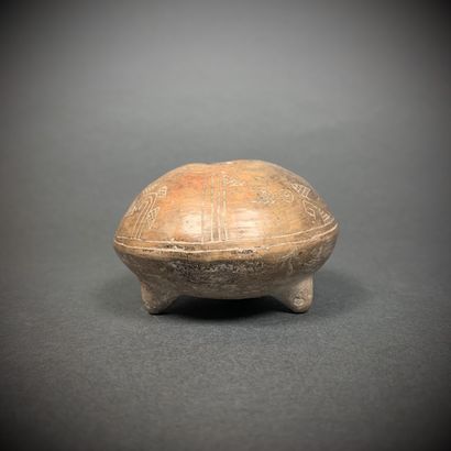 CHORRERA, Equateur, 800-300 av. J.-C. Pot h. 5 cm. Cette pièce en terre cuite, de...