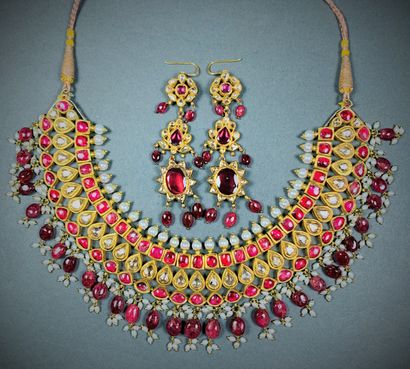 null Set consisting of a necklace and a pair of earrings in yellow gold 750, table...