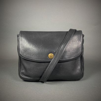 Sac Sonia Rykiel in black leather, gold metal trim, opens with a flap with a press...