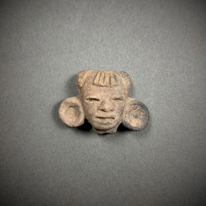 TEOTIHUACAN, Mexique, 450-750 ap. J.-C. Tête humaine, h. 2.5 cm. Cette tête humaine...