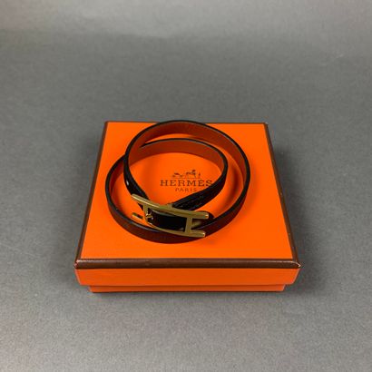 Bracelet HERMES Hapi 3 model in black and fawn reversible calf leather, gold-plated...