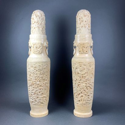 Chine, milieu XXe siècle Pair of cylindrical ivory vases carved with dragons in the...