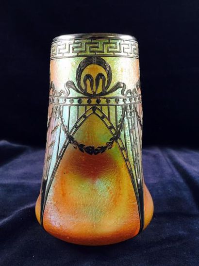Artiste inconnu Petit vase conique en verre irisé, orné d'un motif à la grecque....
