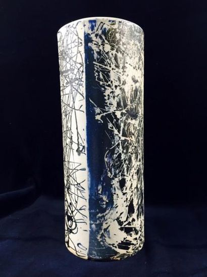 D.Y.G. Vase fût en céramique, décoré de motifs gris et bleu. Monogrammé "DYG" et...
