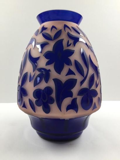 Artiste inconnu Vase en verre ciselé, à décors floraux, dans les tons bleu et rose....