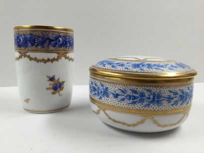 Porcelaine de Nyon Lot de 2 porcelaines de Nyon: une bonbonnière, signée MG, et un...