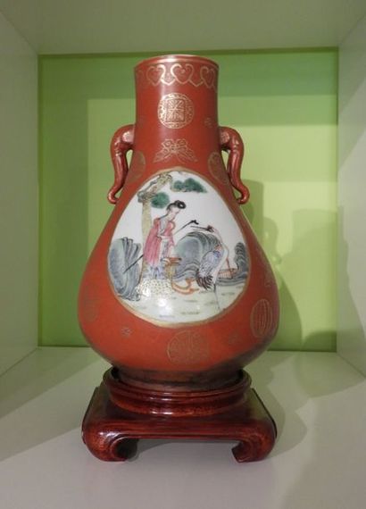 Vase en forme de poire à anses stylisées
Chine,...