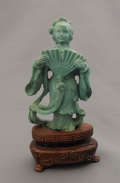 Statuette en turquoise représentant une jeune...