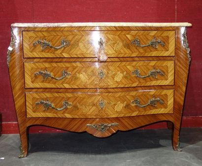 null Commode 3 tiroirs en bois de placage
Style Louis XV