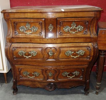 null Commode en bois sculpté
Style Louis XV