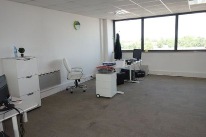 null 4 bureaux
1 table basse
2 caissons
2 chaises
1 plante artificielle