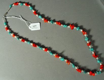 null 127- Sautoir de turquoises, corail et perles d'eau douce
L : 79 cm