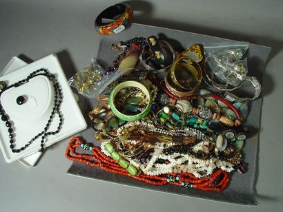 null 135- Lot de bijoux fantaisie : bagues, colliers, bracelets et broches
