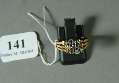 null 141- Bague en or jaune sertie de petits diamants

(manques)

Pds : 2,75 g