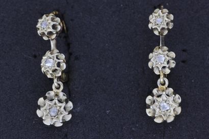 null 148- Paire de boucles d'oreilles dormeuses en or serties de diamants

Pds :...