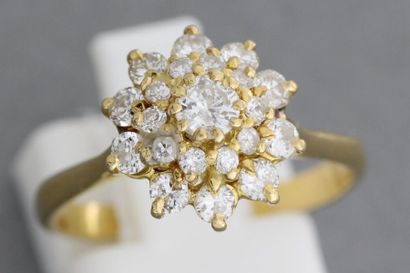 null 157- Bague "fleur" en or sertie de brillants

Pds : 3,6 g