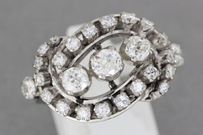 null 159- Bague en or sertie de diamants dont trois principaux

Tour de doigt : 51

Pds...