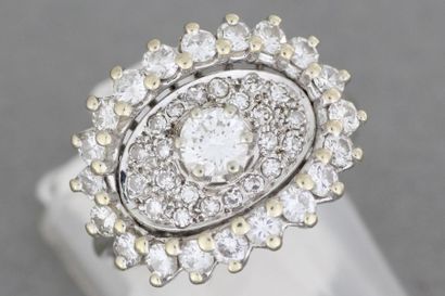 null 160- Bague en or ornée d'un diamant dans un entourage de diamants

Tour de doigt...