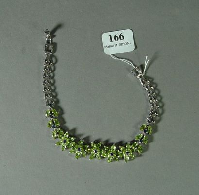 null 166- Bracelet en argent orné de fleurs serties de péridots

Pds : 18,1 g