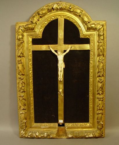 null 111- Crucifix en ivoire

Cadre en bois sculpté et doré

(accidents)

Dimensions...