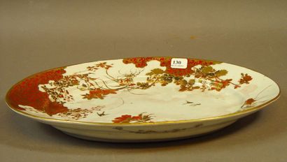 null 130- Plat ovale en porcelaine à décor de fleurs

Signé sous la base

Extrême-Orient

L...