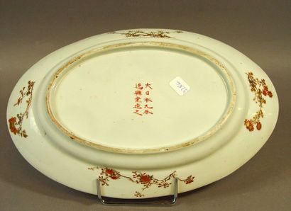 null 130- Plat ovale en porcelaine à décor de fleurs

Signé sous la base

Extrême-Orient

L...