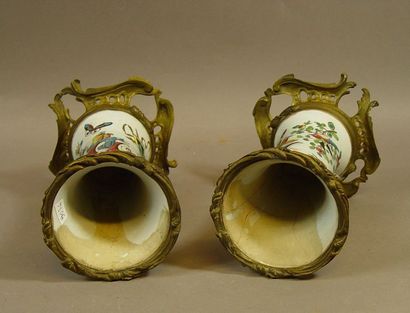 null 131- Paire de vases rouleaux en porcelaine d'Extrême-Orient

Montures de bronze...