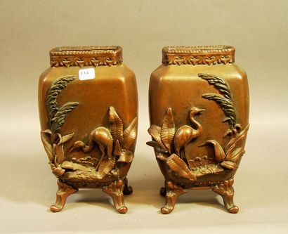 null 134- Paire de vases en bronze à décor d'oiseaux

H : 24 cm