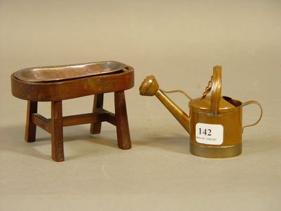 null 142- Petit arrosoir en cuivre et bidet miniature en cuivre sur socle en boi...