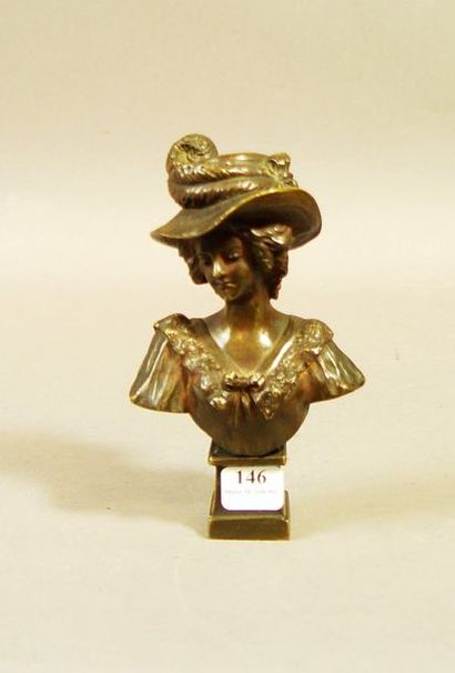 null 146- E. HANNOTEAUX

Buste de jeune femme au chapeau en bronze à patine brune

Signé

H...