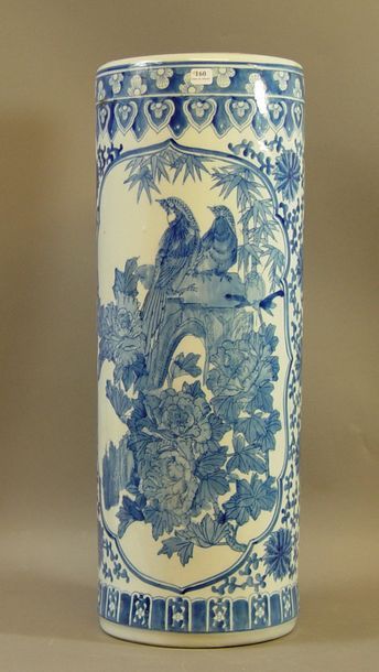 null 160- Vase en porcelaine bleue et blanche

Extrême-Orient

(accidents et réparations)

H...