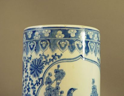 null 160- Vase en porcelaine bleue et blanche

Extrême-Orient

(accidents et réparations)

H...